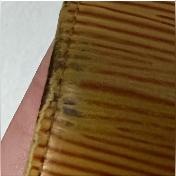 ‼️SOLD‼️Authentic Louis Vuitton Epi Card Holder - Picture 11 of 12